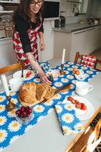 Load image into Gallery viewer, Daisy Table Runner