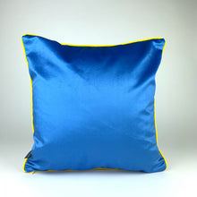 Load image into Gallery viewer, Daisy Velvet Cushion