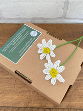 Load image into Gallery viewer, Beaded Flower Craft Kit - Daisy. A creative gift idea.

