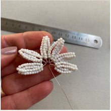 Load image into Gallery viewer, Beaded Flower Craft Kit - Daisy. A creative gift idea.
